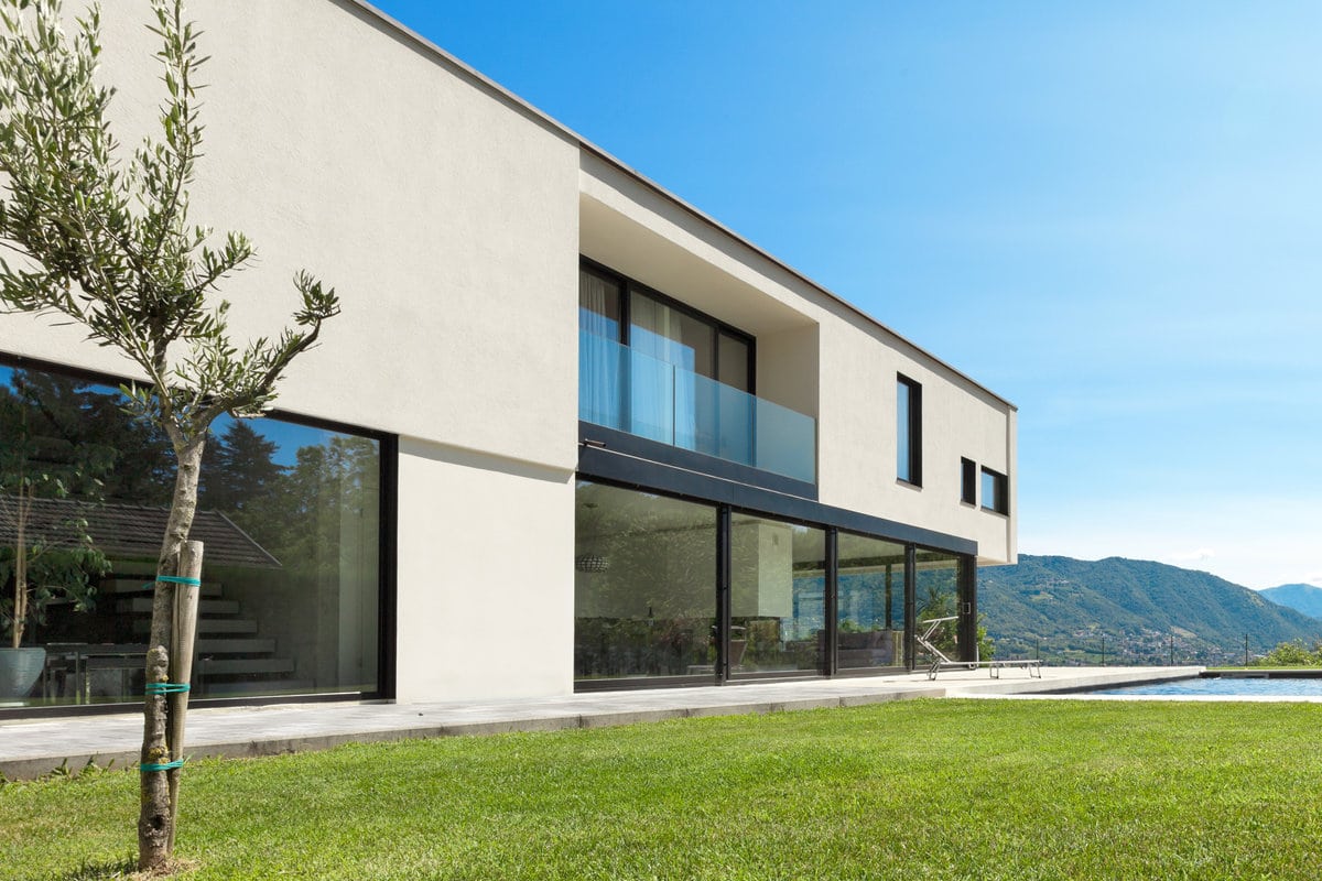 Crepi with Insulation — strakke witte villa met zwembad