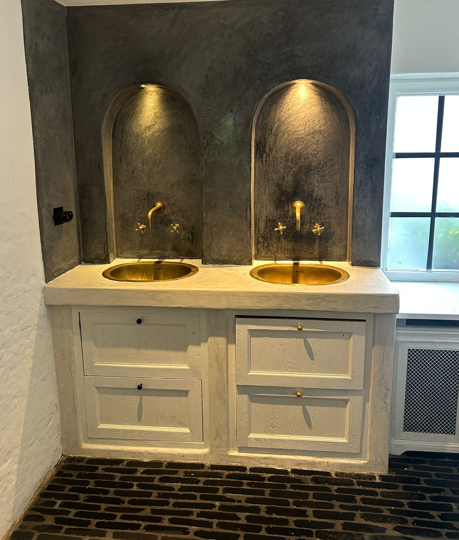 Tadelakt badkamer met messing details