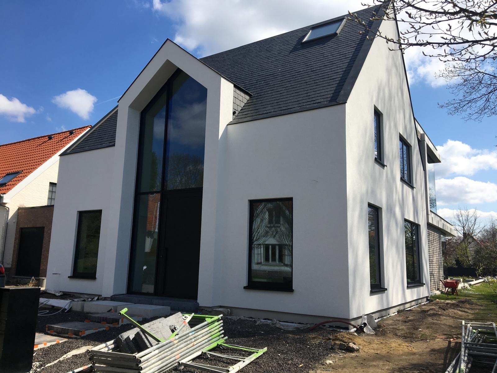Nieuwbouw met witte crepi gevel