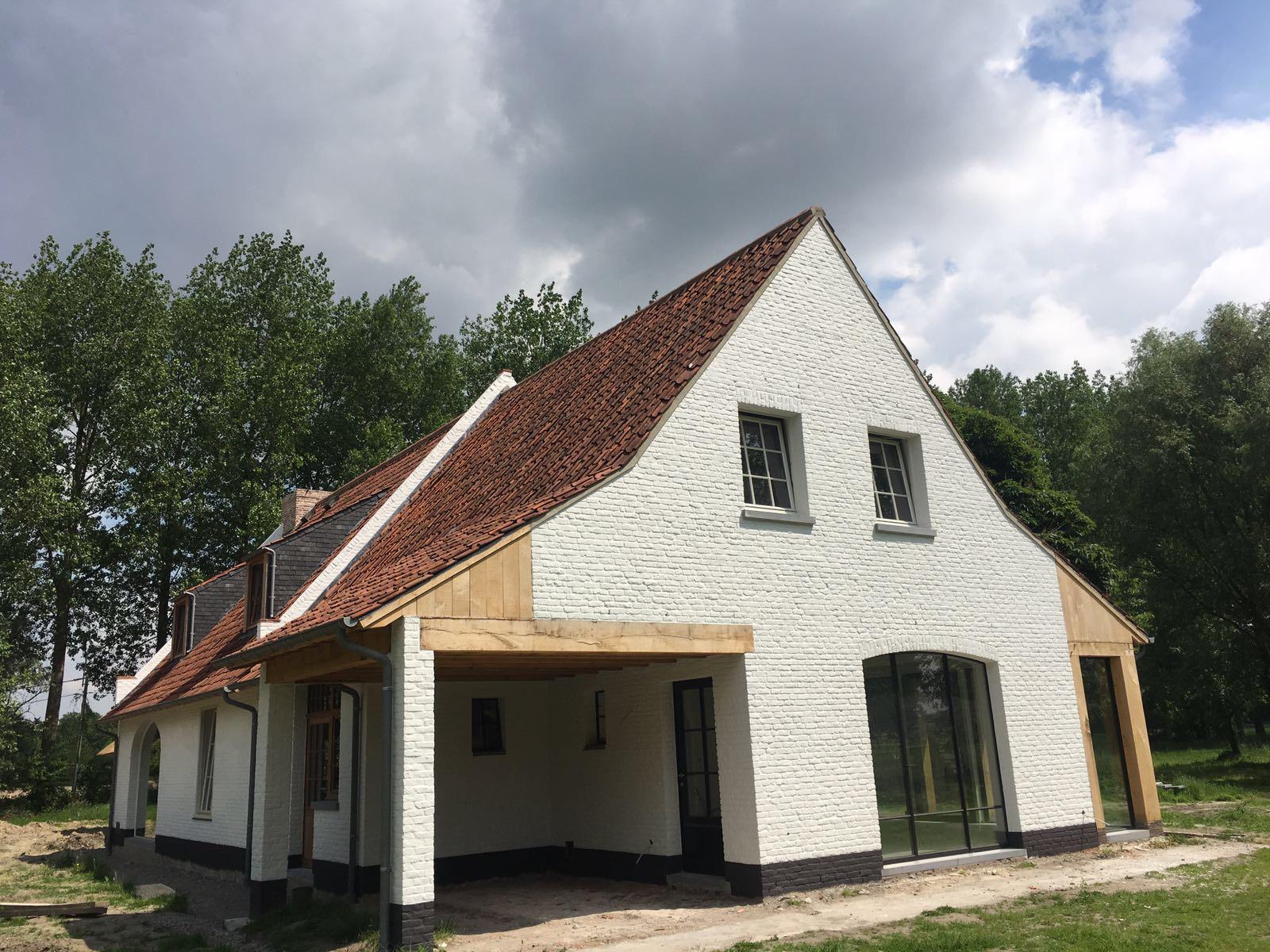 Kalein Werken — afgewerkte witte gevel